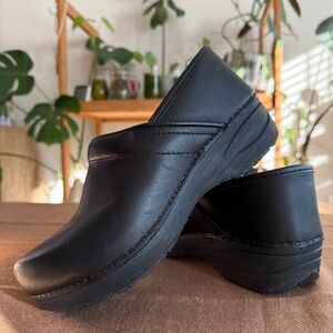 Dansko Clogs - Size 38, Matte Black, XP 2.0
